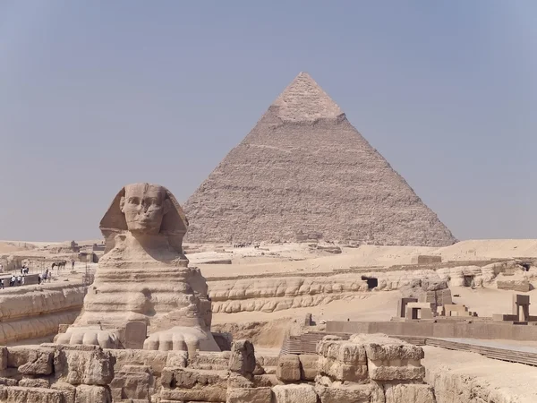De Sfinx en de grote piramide in giza — Stockfoto