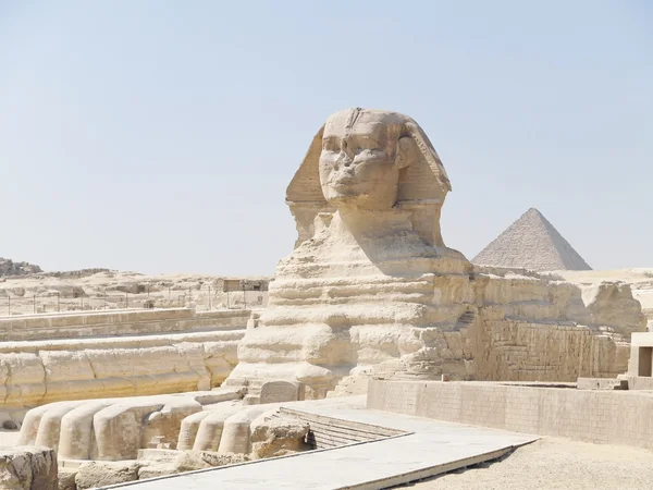 De Sfinx en de grote piramide in giza — Stockfoto