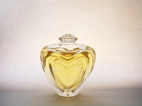 Bottiglia di profumo con cuore — Foto Stock
