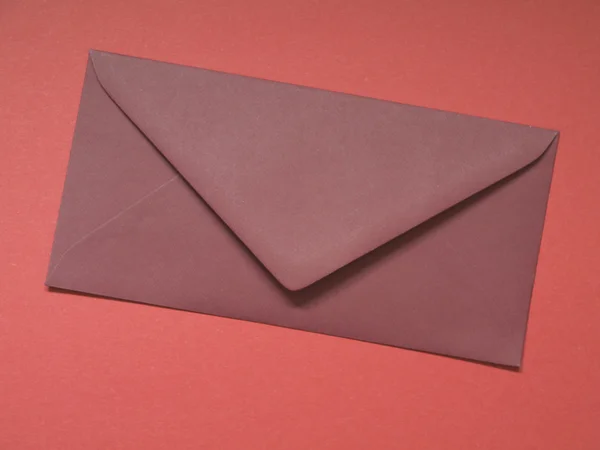 Червоний клаптик паперу конверт — стокове фото