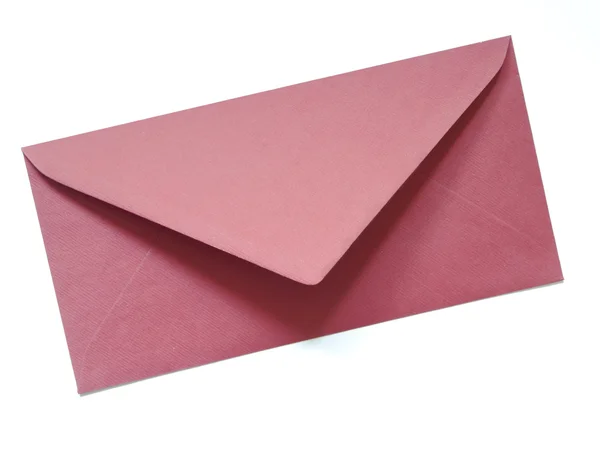 Ett rött kuvert isolerade — Stockfoto