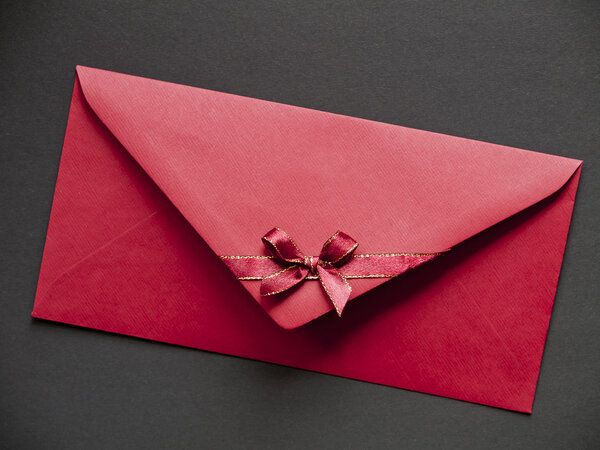 Бумажный конверт с луком
