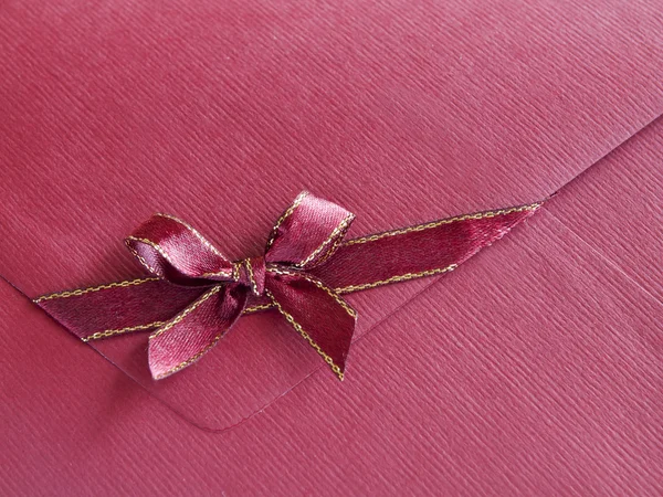 Papper kuvert med rosett — Stockfoto