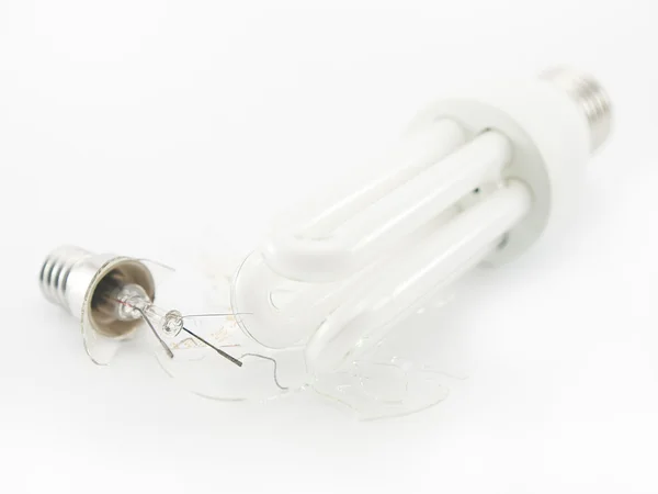 Біла енергозберігаюча лампочка — стокове фото