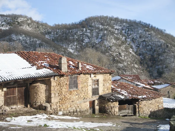 Casas típicas e potes antigos em Cantabria — Fotografia de Stock