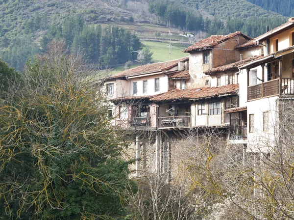 Typical houses and ancient pots in Cantabria — Stock Photo, Image