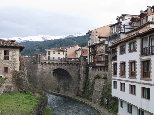 Typical houses and ancient pots in Cantabria — Stock Photo, Image