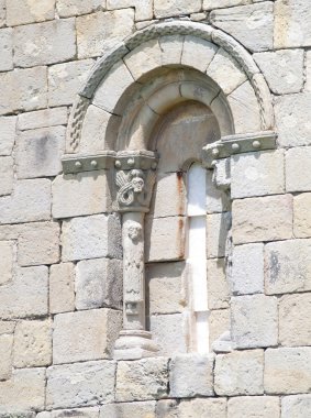 Romanesk kilise