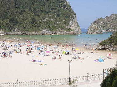 Kumsaldaki insanlar.