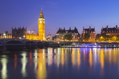 Big Ben'e ve Parlamento gece evi