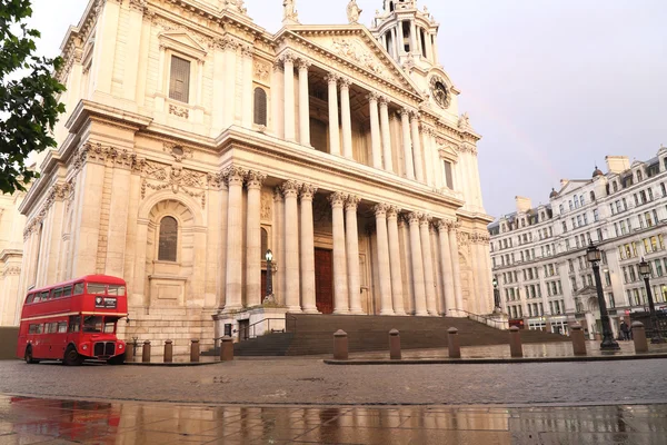 St. pauls cathedral with red double decker bus in Londo — Stock Photo, Image