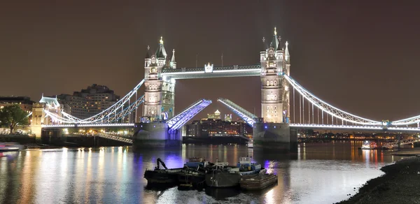 Famoso Tower Bridge por la noche, Londres — Foto de Stock