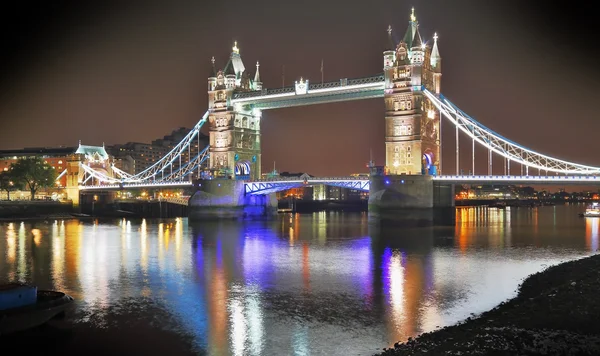 Famoso Tower Bridge por la noche, Londres — Foto de Stock