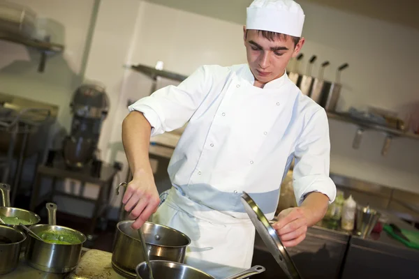 Chef joven cocinero comida —  Fotos de Stock