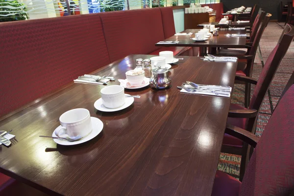 Installation de la table du restaurant pour le petit déjeuner — Photo