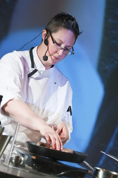 Chef em demonstração de culinária — Fotografia de Stock