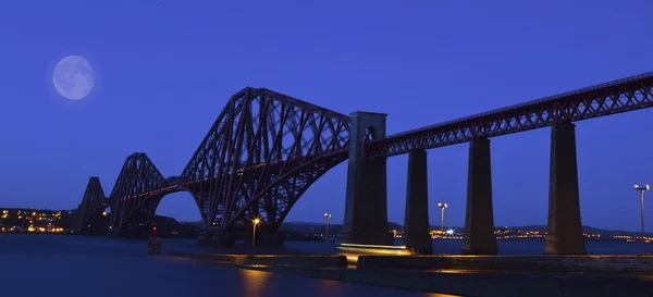 Tam železniční most přes mezi fife a Edinburghu, scotl — Stock fotografie