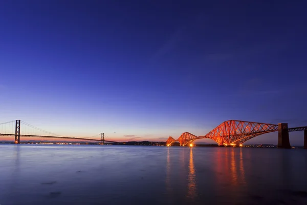 Ileri yol köprü gece karanlığında edinburgh İskoçya — Stok fotoğraf