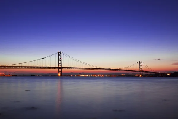 The Forth Road Bridge al crepuscolo di Edimburgo Scozia — Foto Stock