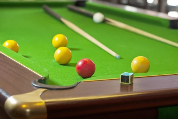 Poolspel op groene tafel — Stockfoto