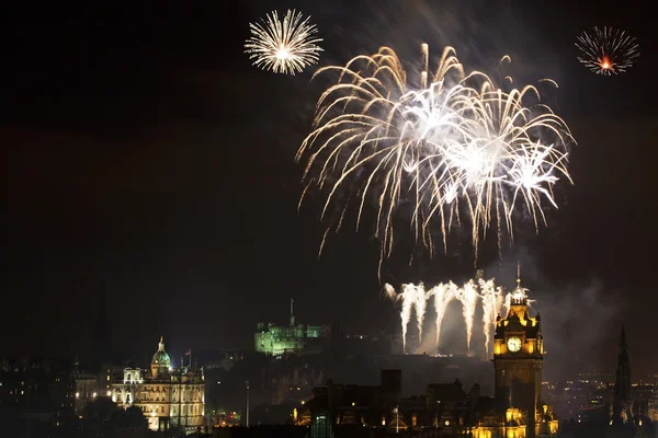Panoramic vew on Edinburgh castle with fireworks — Stock Photo, Image