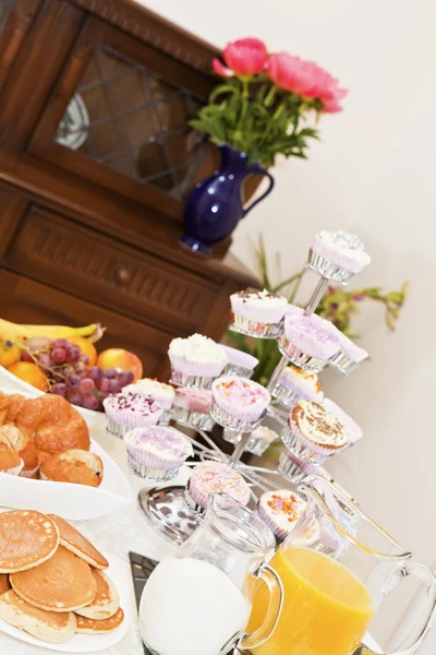 Continental breakfast table set up — Stock Photo, Image