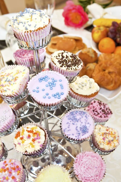 Vatiety av dekorerade cupcakes på centralt bord — Stockfoto
