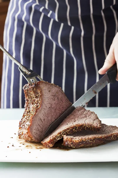 Roast meat is being carved — Stock Photo, Image