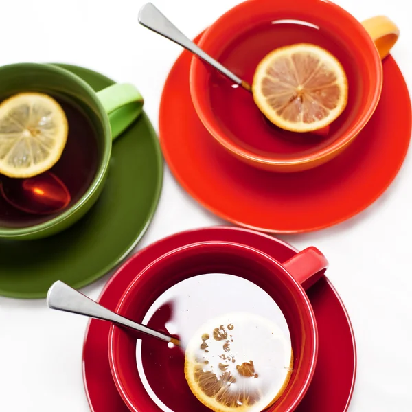 Три цветных чашки чая — стоковое фото