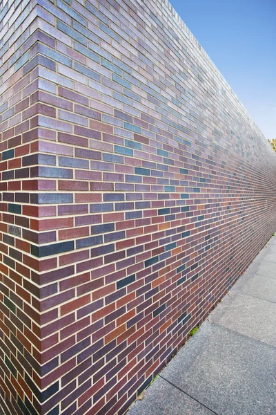 Abstracte perspectief van hoge bakstenen muur — Stockfoto