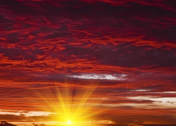 Röd solnedgång himmel — Stockfoto