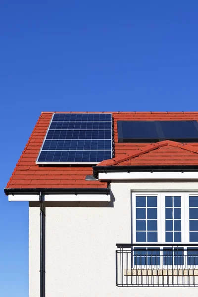 Hausdach mit Sonnenkollektoren gedeckt — Stockfoto
