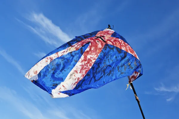 Bloed bevlekte gescheurde Schotse vlag — Stockfoto