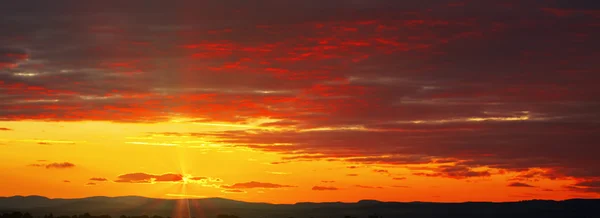Красное небо заката — стоковое фото
