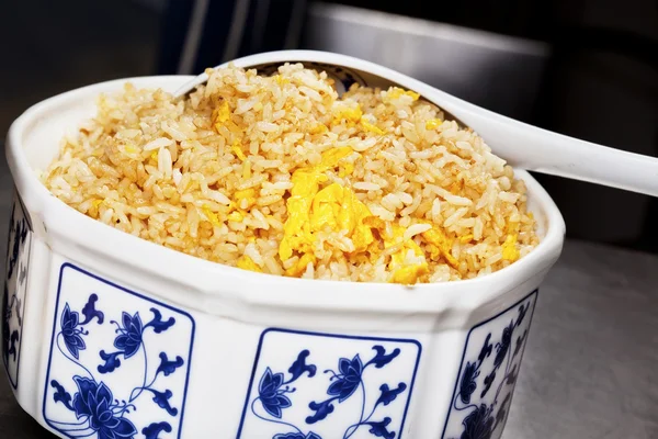 Chinese egg fried rice in traditional porcelain bowl. — Stock Photo, Image