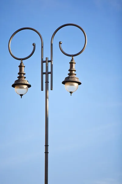 Lamp post against clear blue sky — Stock Photo, Image