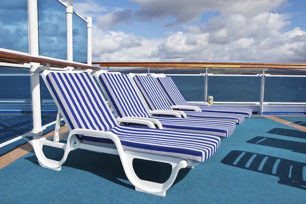 Roe van ligstoelen op het zonneterras van het cruise schip — Stockfoto
