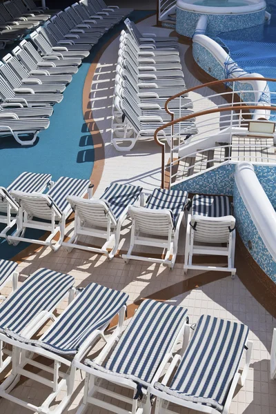 Rosas de cadeiras de praia no convés do navio de cruzeiro junto à piscina — Fotografia de Stock