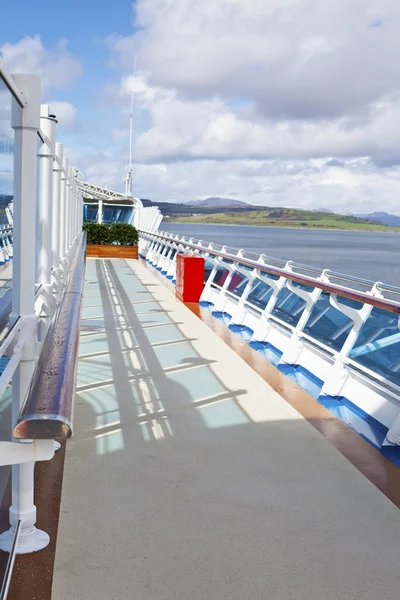 Camminare sul ponte prendisole della nave da crociera — Foto Stock