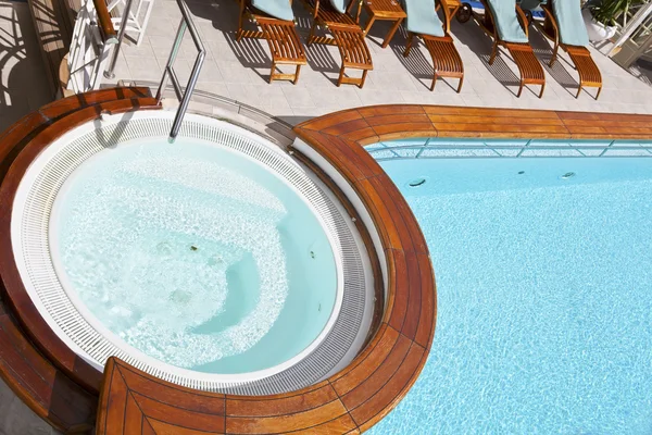 Whirlpool op het dek van een cruiseschip — Stockfoto