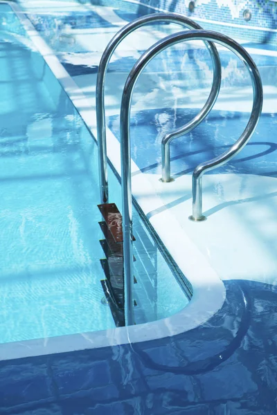 Лестница для бассейна в воде — стоковое фото
