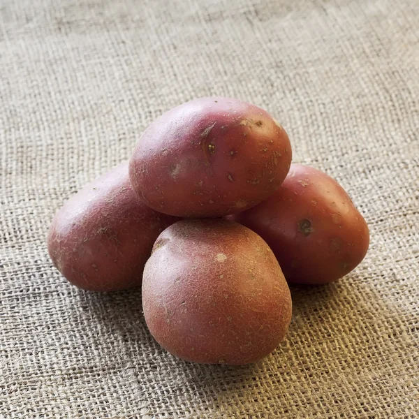 Pile of red potatoes on sackcloth — Stock Photo, Image