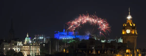 Panoramautsikt över vew på Edinburghs slott med fyrverkerier — Stockfoto