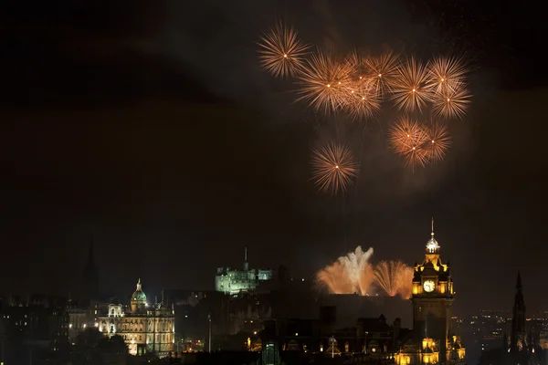 Panoramautsikt över vew på Edinburghs slott med fyrverkerier — Stockfoto