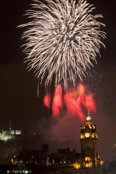 Vera panorâmica no castelo de Edimburgo com fogos de artifício — Fotografia de Stock