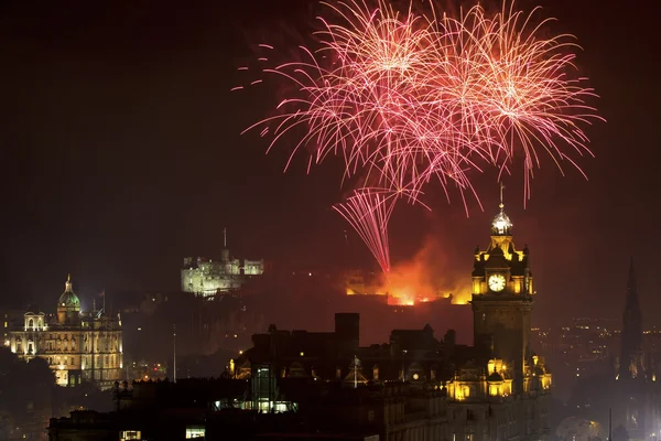 Vite panoramica sul castello di Edimburgo con fuochi d'artificio — Foto Stock