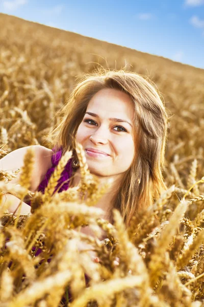 Portrait of woman in golden wheat field — Stock Photo, Image