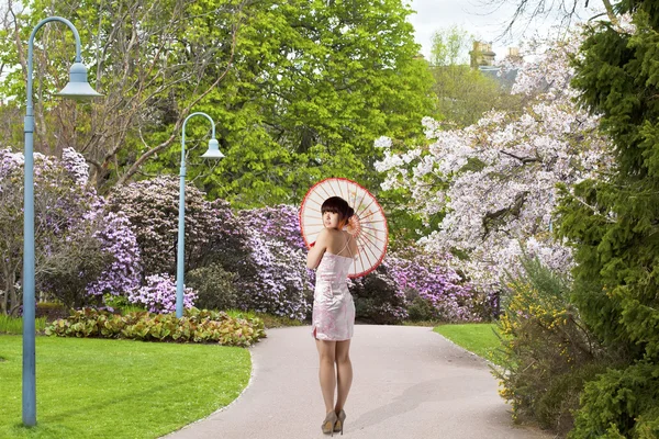 Beautiful Chinese girl at spring scene in public city garden — Stock Photo, Image
