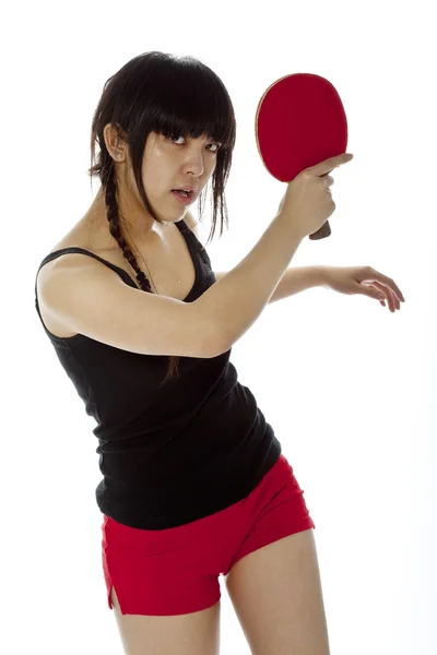 Jeune femme asiatique avec une raquette de ping-pong isolée sur blanc . — Photo
