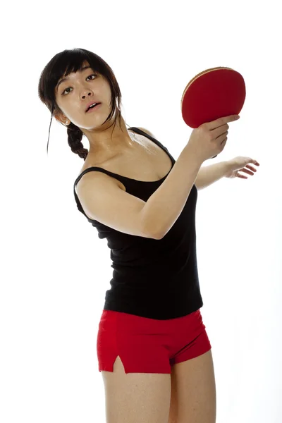 Jovem ásia mulher com um ping-pong raquete isolado no branco — Fotografia de Stock